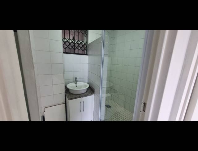 2 BEDROOM FLAT TO LET IN ESSENWOOD
